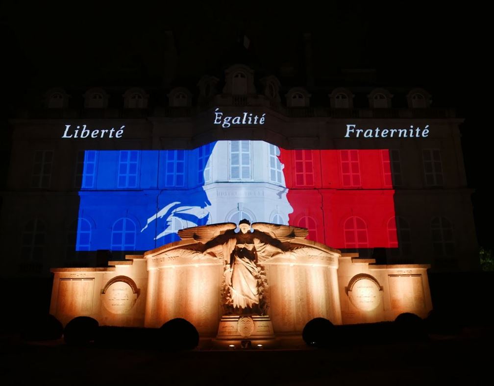 Mairie d'Epernay en bleu blanc rouge, prête pour les festivités 