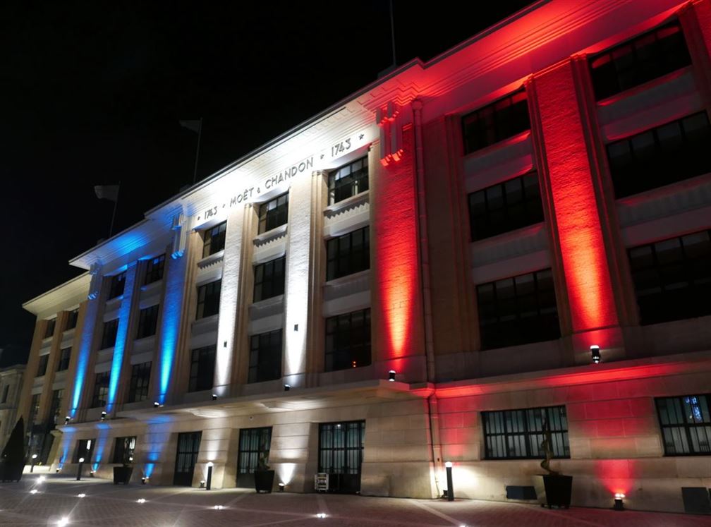 Maison Moët et Chandon en bleu blanc rouge