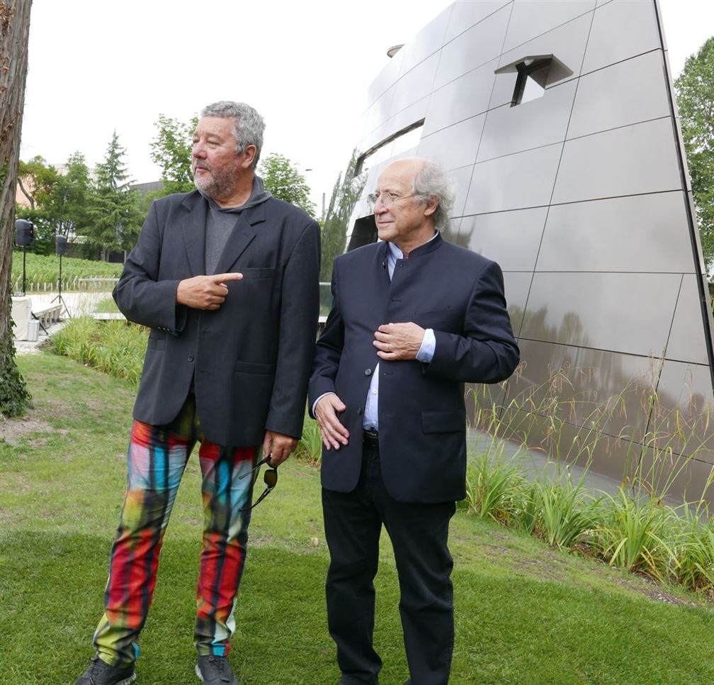 Philippe Starck (à gauche) et Luc Arsène-Henry devant le nouveau chai