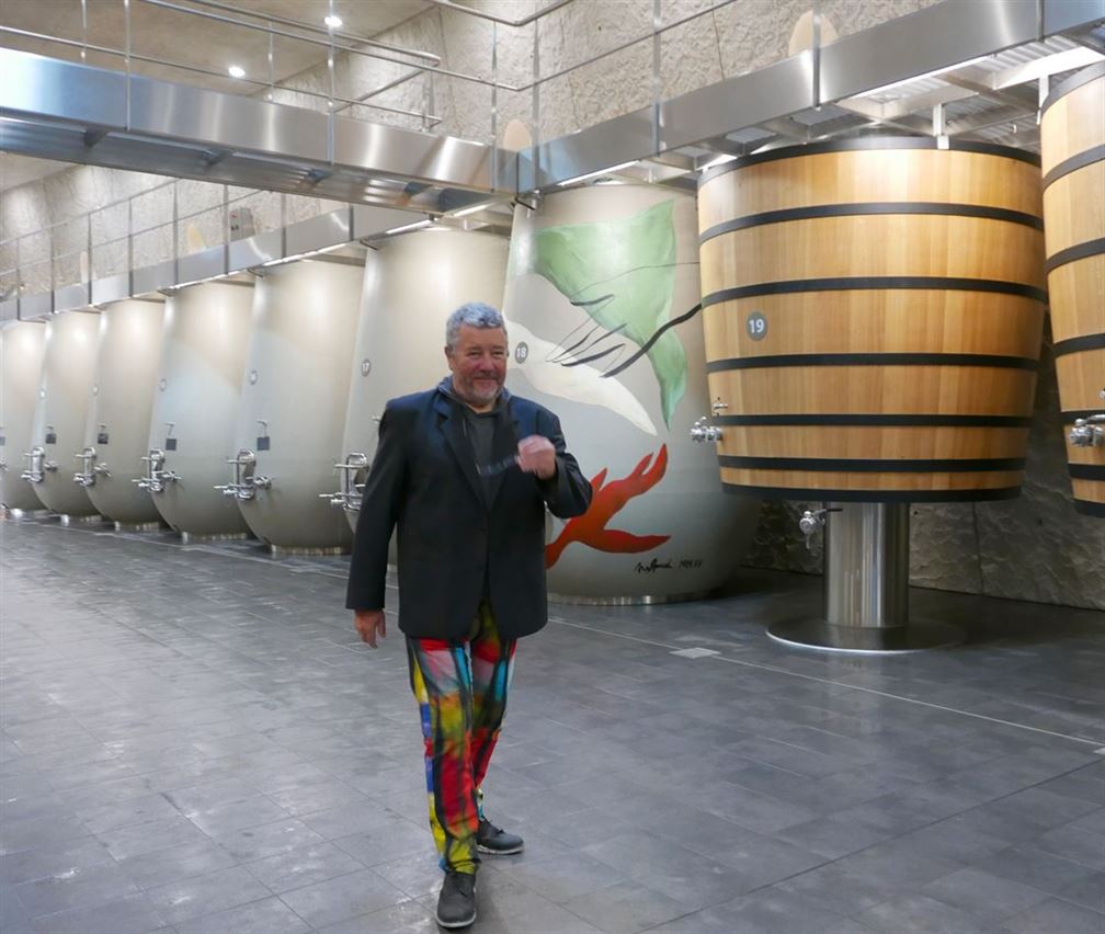 Philippe Starsk dans le nouveau chai de Carmes