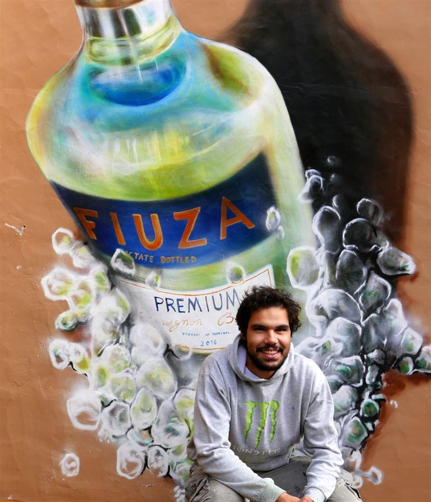 Fiuza, artiste Francisco Camilo devant l'un de ses nombreux oeuvres réalisés pour le chai 