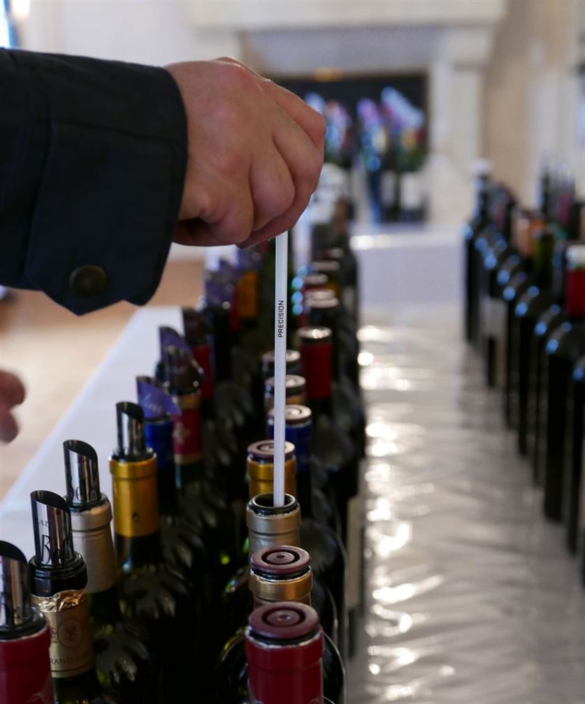 Primeurs 2014, au Grand Cercle on surveille le service des vins à la lettre...