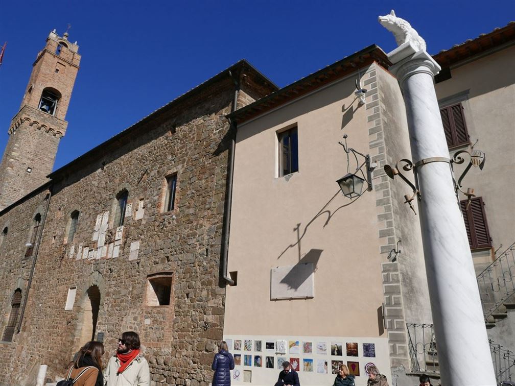 Montalcino, centre du village Piazza Guseppe Garibaldi avec au fond les plaques commémoratives des millésimes... 