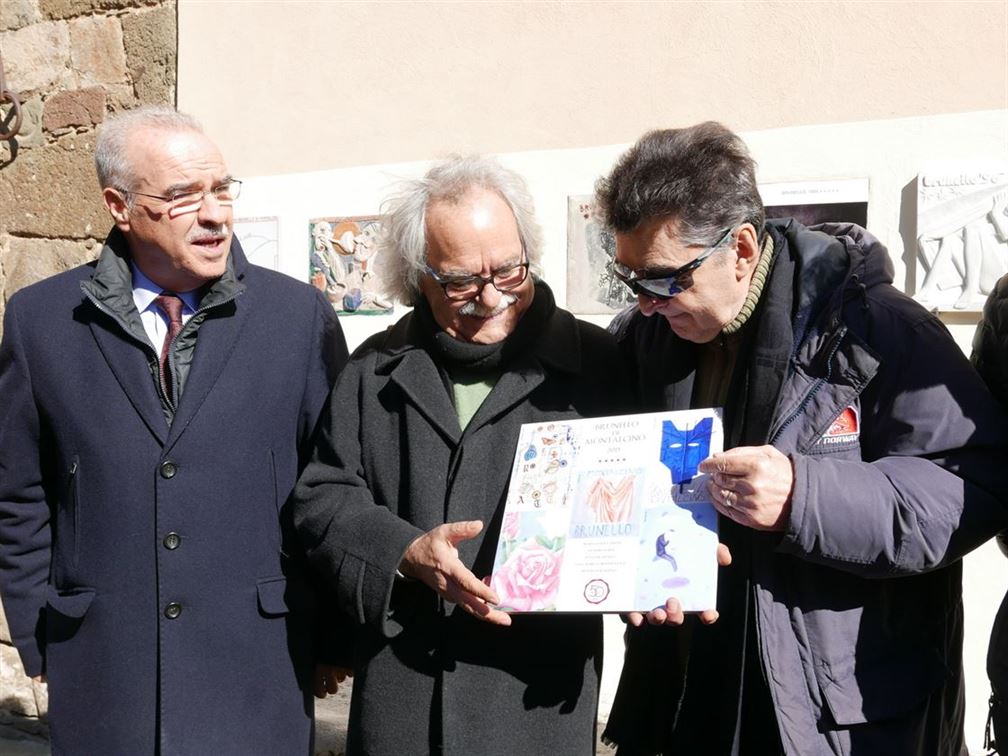 la nouvelle plaque du millésime 2015 (5*) présentée par deux artistes et le Président du Consorzio Fabricio Bindocci, propriétaire de Il Poggione (à gauche) 
