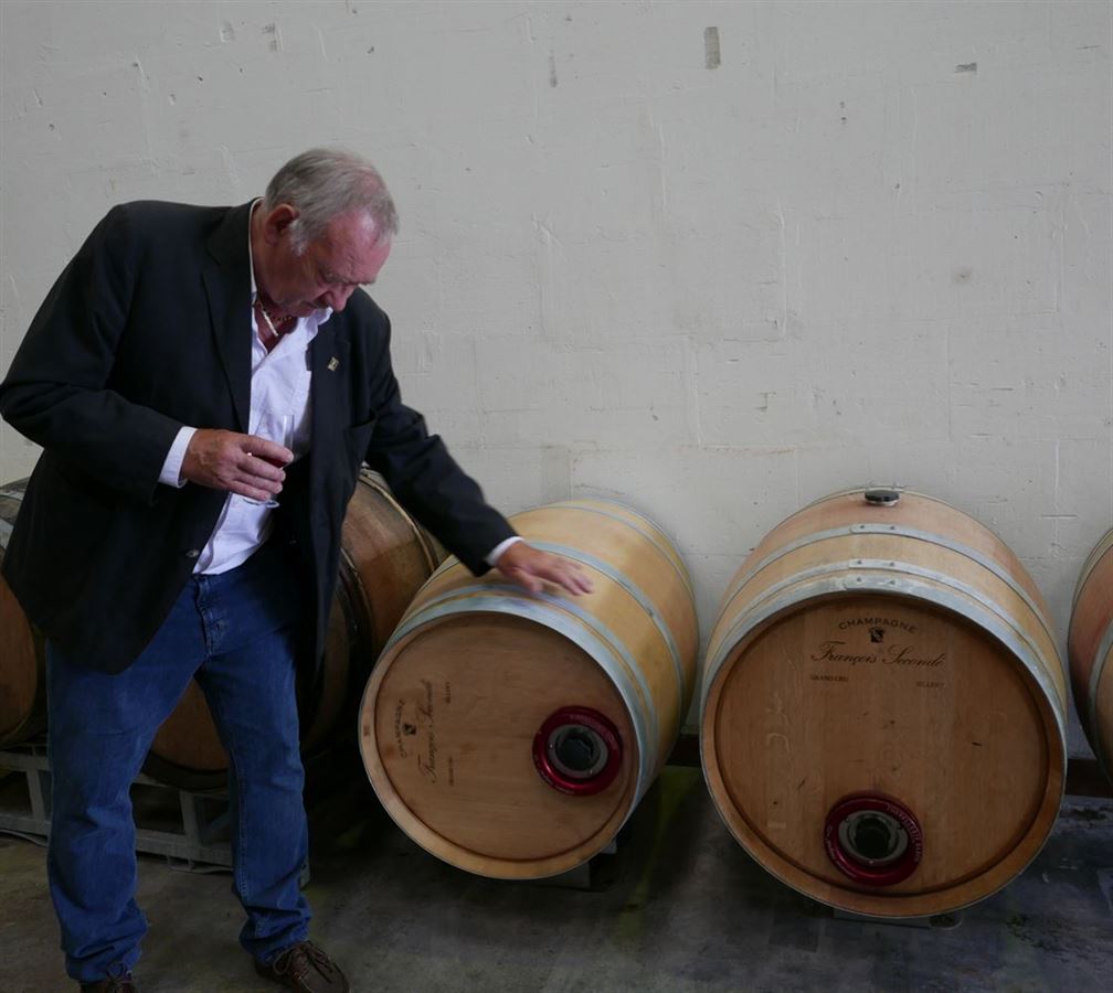 François Secondé vinifie une partie de ses pinots noirs pour les Coteaux Champenois et les rosés en barriques 